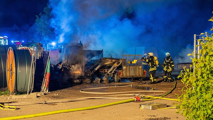 Rattelsdorf: Unbekannte setzen mehrere Baumaschinen in Brand - 300.000 Euro Schaden