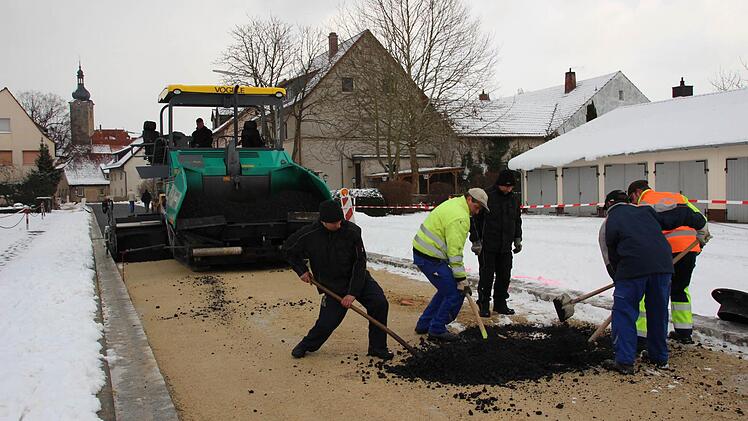 Handarbeit heizt den Straßenarbeitern kräftig ein.  Foto: Eckehard Kiesewetter