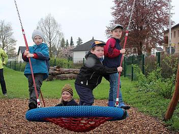 Sie testen die Netz-Schaukel in der Kinderstadt des evangelischen Kindergartens in Weitramsdorf: Jurian, Sarah, Noah und Joris.  Fotos: Thpmas Heuchling