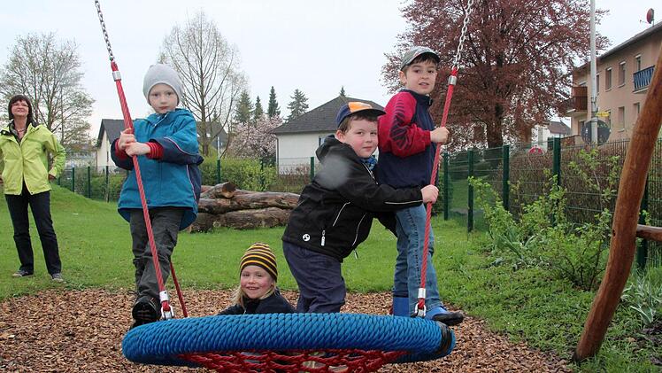 Sie testen die Netz-Schaukel in der Kinderstadt des evangelischen Kindergartens in Weitramsdorf: Jurian, Sarah, Noah und Joris.  Fotos: Thpmas Heuchling