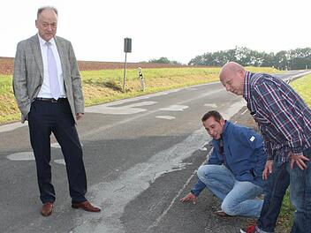 Ortstermin an der kommenden Baustelle: Die Ortsverbindungsstraße wird dazu voraussichtlich ab Donnerstag bis Ende Oktober total gesperrt. Vor Ort informierten sich Bürgermeister Helmut Blank (CSU), Ortsreferent Fabian Nöth und Ortssprecher Klaus Görlinger. Foto: Arnold Nöth
