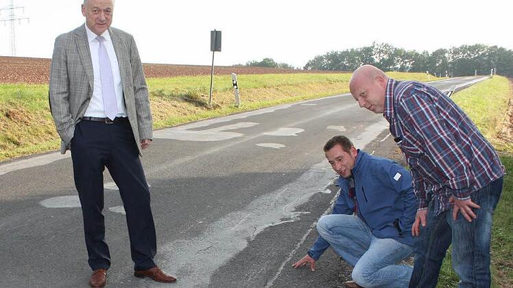 Ortstermin an der kommenden Baustelle: Die Ortsverbindungsstraße wird dazu voraussichtlich ab Donnerstag bis Ende Oktober total gesperrt. Vor Ort informierten sich Bürgermeister Helmut Blank (CSU), Ortsreferent Fabian Nöth und Ortssprecher Klaus Görlinger. Foto: Arnold Nöth