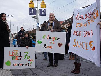 Die Eltern der Schüler des CEG empfingen ihre Sprösslinge mit Plakaten. Fotos: Heike Reinersmann