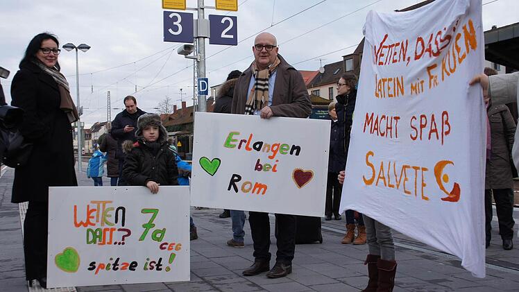 Die Eltern der Schüler des CEG empfingen ihre Sprösslinge mit Plakaten. Fotos: Heike Reinersmann