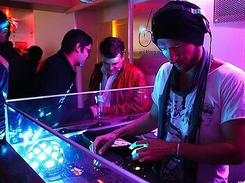 Am DJ-Pult (hier in der Fruchtbar in Bamberg) wird Waldemar zu Valdemossa. Foto: privat