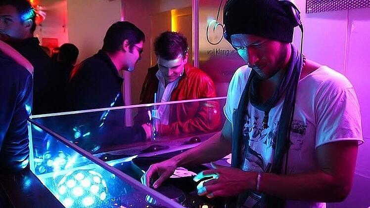 Am DJ-Pult (hier in der Fruchtbar in Bamberg) wird Waldemar zu Valdemossa. Foto: privat