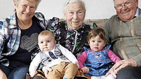 Eine Familie wie im Bilderbuch (v. l.): Annemarie Hack, Sofie Hack und Richard Hack mit den Urenkeln Alexander und Magdalene  Foto: Franz Galster
