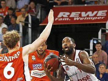 Brad Wanamaker (mit Ball) war in der zweiten Halbzeit nicht mehr zu stoppen. Hier setzt er sich gegen Per Günther durch. Foto: Daniel Löb