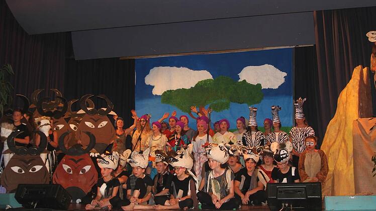 Der Blick vom Königsfelsen auf die Tiere der Savanne mit Gnus, Hyänen, Zebras und Löwen.