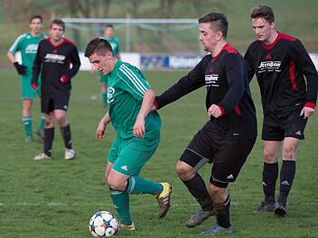 TSV Neukenroth - SC Steinbach: Fabian Gratzke (gr&uuml;nes Trikot) kann sich am Ball behaupten, doch G&auml;stespieler Tobias F&ouml;rtsch ist hautnah an ihm dran. Foto: Heinrich Wei&szlig;