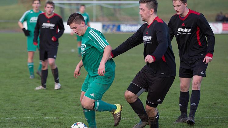 TSV Neukenroth - SC Steinbach: Fabian Gratzke (gr&uuml;nes Trikot) kann sich am Ball behaupten, doch G&auml;stespieler Tobias F&ouml;rtsch ist hautnah an ihm dran. Foto: Heinrich Wei&szlig;