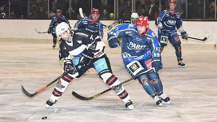 Mit 4:1 gewannen die Kissinger Wölfe (in weiß) das Unterfranken-Derby gegen den ERV Schweinfurt. Foto: Hopf