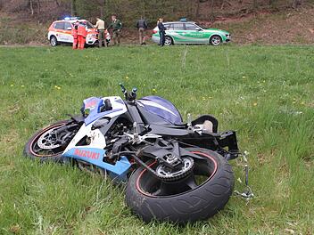 In einer Wiese blieb das Motorrad des tödlich verletzten 53-Jährigen liegen.  Foto: Klaus Schmitt