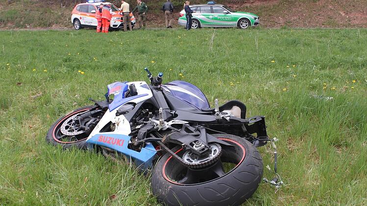 In einer Wiese blieb das Motorrad des tödlich verletzten 53-Jährigen liegen.  Foto: Klaus Schmitt