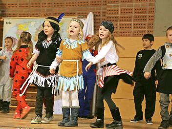 Mit eigenen Beiträgen gestalteten die Klassen den Faschingsnachmittag der Pretzfelder Grundschule. Fotos: Franz Galster