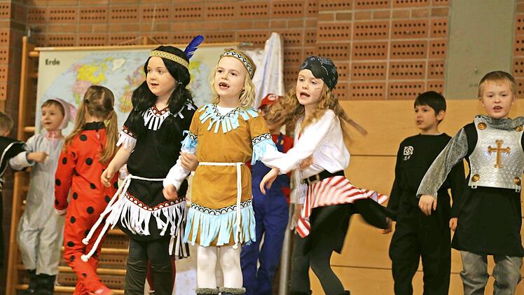 Mit eigenen Beiträgen gestalteten die Klassen den Faschingsnachmittag der Pretzfelder Grundschule. Fotos: Franz Galster