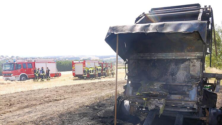 Großeinsatz:  Zehn Feuerwehren aus der Stadt und dem Landkreis Coburg sind gestern Nachmittag zum Brand einer landwirtschaftlichen Maschine nach Großheirath gerufen worden. Die große Zahl der  mit einem Wassertank ausgerüsteten Fahrzeuge  war  nötig, weil  auf dem abgelegenen Acker kein Löschwasser zur Verfügung stand.