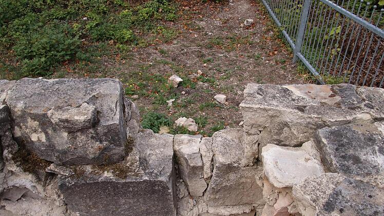 Zerstörungswut macht nicht vor Mauern halt. Vandalen haben an einer Mauer im Innenraum der Burgruine Bramberg geknappert. Ein Ärgernis für jene, die sich um die Ruine bemühen.