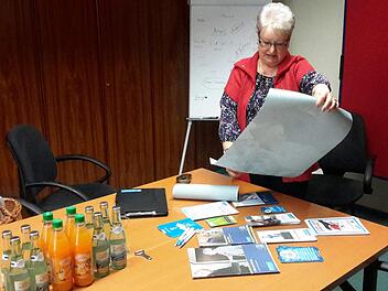 Ein letztes Mal packt Inge Stumpf vom Weissen Ring ihr Informationsmaterial für die Sprechstunde im Bad Brückenauer Rathaus aus. Die 74-Jährige beendet in diesen Tagen ihr Engagement für den gemeinnützigen Verein.Rolf Pralle