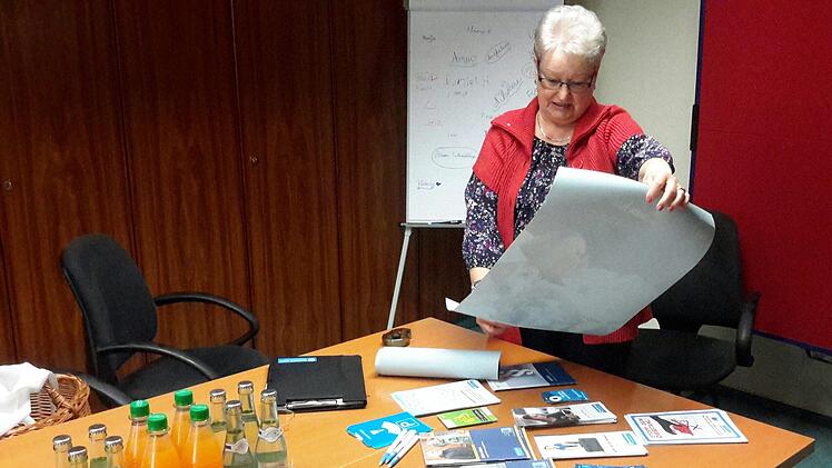 Ein letztes Mal packt Inge Stumpf vom Weissen Ring ihr Informationsmaterial für die Sprechstunde im Bad Brückenauer Rathaus aus. Die 74-Jährige beendet in diesen Tagen ihr Engagement für den gemeinnützigen Verein.Rolf Pralle