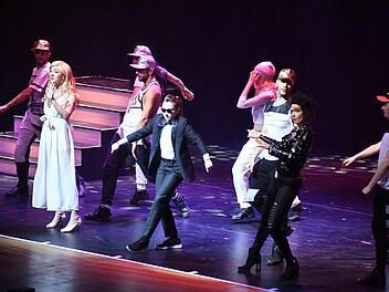 Die elfj&auml;hrige Bambergerin Paula er&ouml;ffnete die Falco-Auff&uuml;hrung im Bamberger Konzertsaal mit einer kurz zuvor einge&uuml;bten Tanzeinlage. Foto: Ronald Rinklef