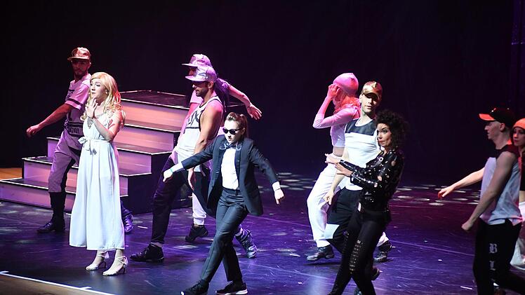 Die elfjährige Bambergerin Paula eröffnete das Falco-Musical im Bamberger Konzertsaal mit einer kurz zuvor eingeübten Tanzeinlage. Foto: Ronald Rinklef