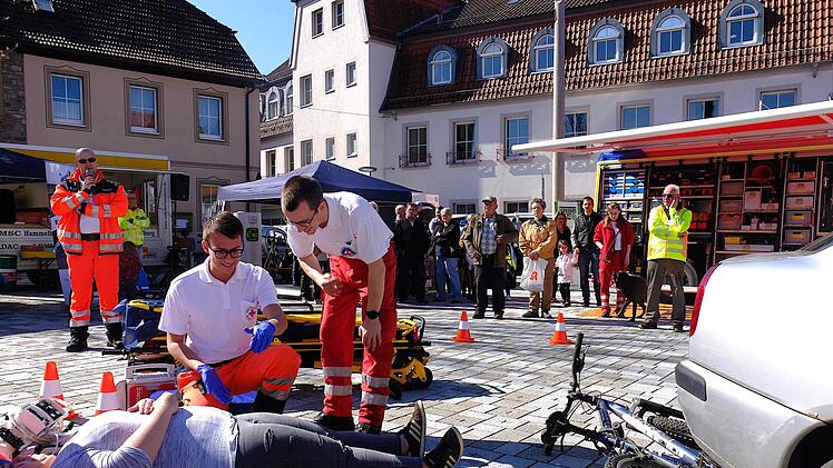 Vorführungen der Rettungsmaßnahmen bei Verkehrsunfällen. Foto: Gerd Schaar