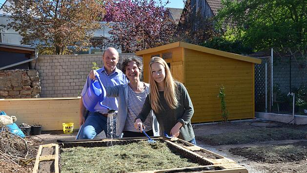 Freuen sich auf den Herzo-Garten, auf den Workshop und weitere Aktionen zur Inklusion (von links): VHS-Leiter Oliver Kundler, Ute Meindel (Offene Hilfen) und Anna Mei&szlig;ner, die den Workshop leitet.  Foto: Bernhard Panzer