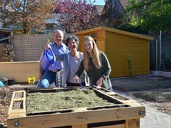 Freuen sich auf den Herzo-Garten, auf den Workshop und weitere Aktionen zur Inklusion (von links): VHS-Leiter Oliver Kundler, Ute Meindel (Offene Hilfen) und Anna Meißner, die den Workshop leitet.  Foto: Bernhard Panzer