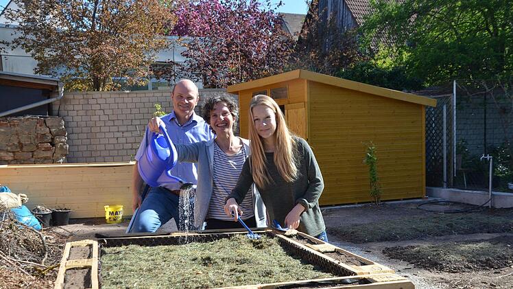 Freuen sich auf den Herzo-Garten, auf den Workshop und weitere Aktionen zur Inklusion (von links): VHS-Leiter Oliver Kundler, Ute Meindel (Offene Hilfen) und Anna Meißner, die den Workshop leitet.  Foto: Bernhard Panzer