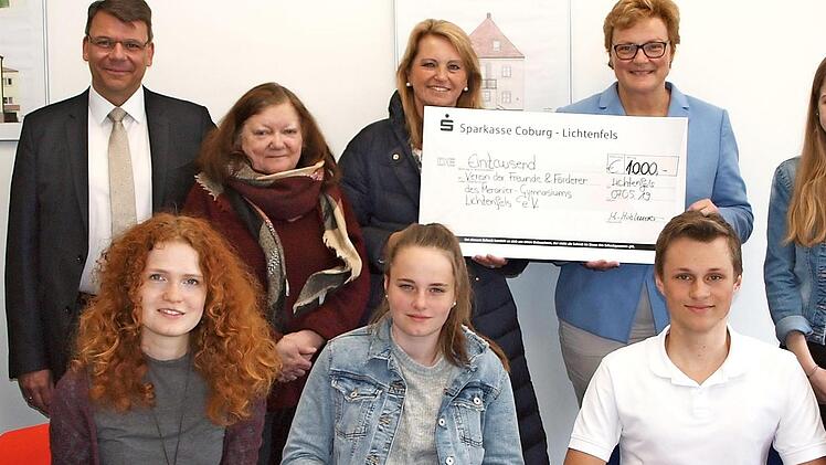 Spendenübergabe (von links): Rainer Taubert, Axel Altstötter, Regina Taubert, Zweite Bürgermeisterin Sabine Rießner, Monika Hohlmeier sowie einige Schüler in Begleitung von Simone Wais  Foto: Alfred Thieret
