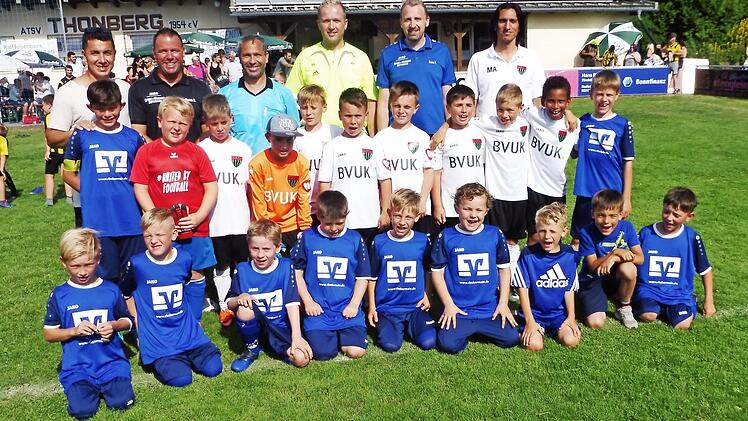 Die beiden Finalisten des F-Junioren-Turniers aus Thonberg (blaue Trikots) und aus Schweinfurt mit den Turnier-Verantwortlichen  Fotos: Dieter Wolf