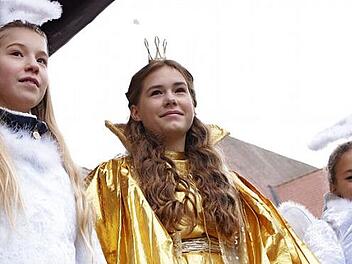 Das H&ouml;chstadter Christkind er&ouml;ffnete mit seinen Engeln Rahel und Lotte den Weihnachtsmarkt.  Foto: Hupfer