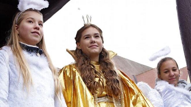 Das H&ouml;chstadter Christkind er&ouml;ffnete mit seinen Engeln Rahel und Lotte den Weihnachtsmarkt.  Foto: Hupfer
