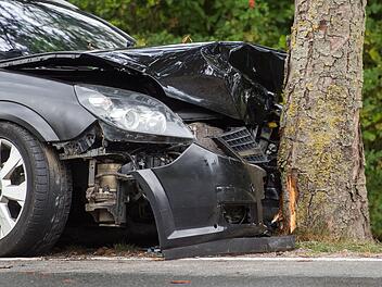 In Unterfranken fuhr eine 36-jährige Frau gegen einen Baum, nachdem sie die Kontrolle über ihr Fahrzeug verloren hatte. Symbolfoto: benjaminnolte/Adobe Stock