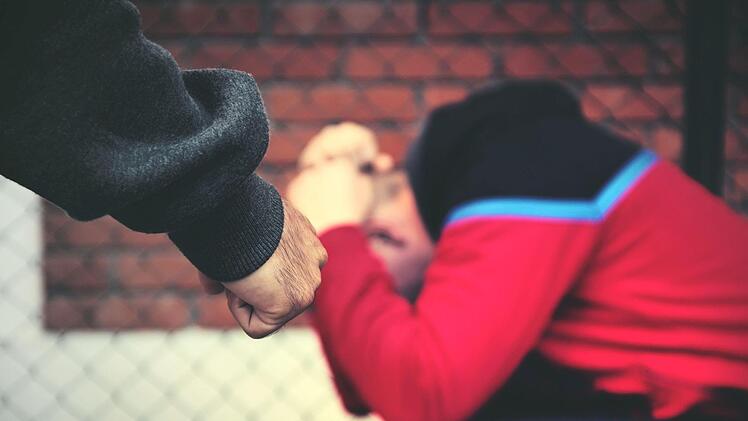 Zuerst stritten die beiden nur mit Worten, dann auch mit Schlagstock und Fäusten. Symbolfoto: springtime78/Adobe Stock