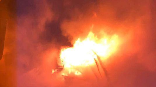 Rund 140 Feuerwehrleute kämpften in der Nacht auf Mittwoch gegen ein Brand-Inferno im mittelfränkischen Happurg. Foto: Feuerwehr Hersbruck