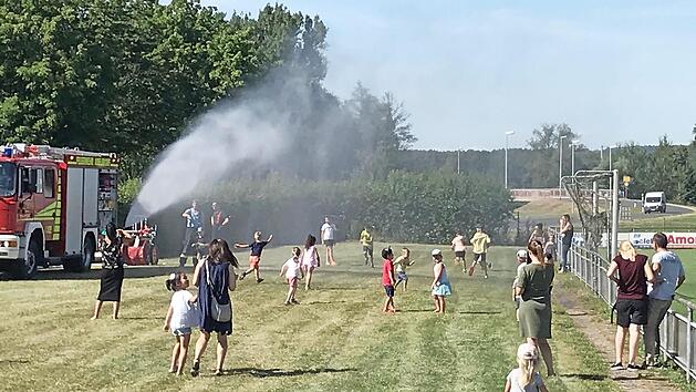 Die Feuerwehr sorgte f&uuml;r Abk&uuml;hlung. Foto: Nanni H&ouml;ppner