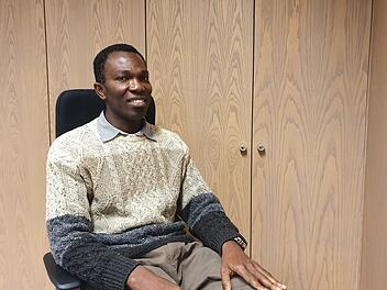 Dr. Fidelis Kwazu, nigerianischer Pfarrvikar in Bad Br&uuml;ckenau, hat eine besondere Meinung zur Heilige-Drei-K&ouml;nige-Tradition und dem sogenannten "Blackfacing". Foto: Steffen Standke