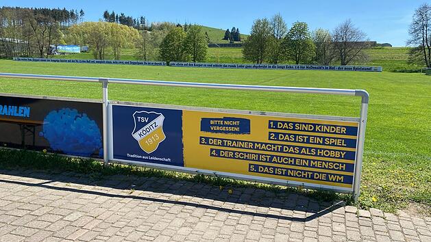 Bande am Fu&szlig;ballfeld des TSV K&ouml;ditz