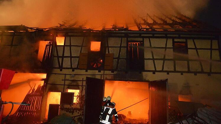 Nicht mehr zu retten war die Scheune, in der  das Feuer ausgebrochen war. Die Feuerwehren mussten sich darauf beschränken, ein Übergreifen der Flammen auf  die Nachbargebäude zu verhindern. Fotos: Ronald rinklef
