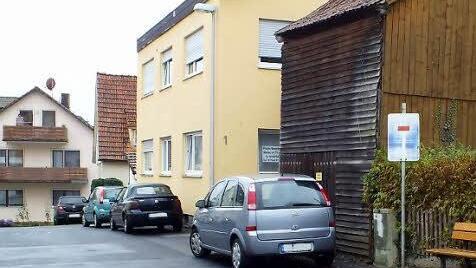 In der Blumengasse in Bad Bocklet soll der Kanal mittels Inlinerverfahren saniert werden. Der Grund: Wegen der Bebauung kann nicht aufgegraben werden.  Foto: Björn Hein