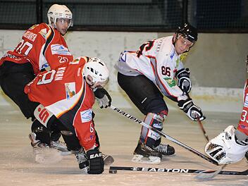 Zu wenig Schussglück: Kissingens Eugen Nold in Bedrängnis vor dem Dingolfinger Goalie. Foto: Hopf