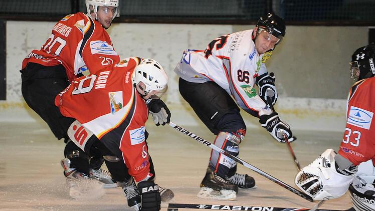 Zu wenig Schussglück: Kissingens Eugen Nold in Bedrängnis vor dem Dingolfinger Goalie. Foto: Hopf