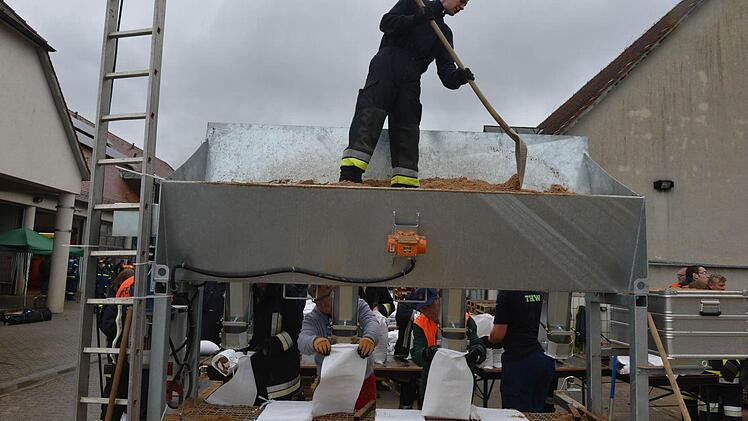 Hallstadt Bauhof Abfüllung der Sandsäcke. Foto: Ronald Rinklef