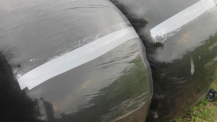 Mit Klebeband hat Eberlein die Siloballen wieder abgedichtet.