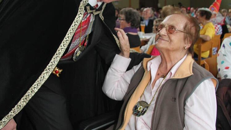 Prinz Thomas, der Fünfte, überreichte Therese Schilcher (93) den Faschingsorden. "Das macht doch immer noch Spaß", freut sich die Marienbaderin, die viele Jahre in Presseck gelebt hat über die vielen Vorführungen.