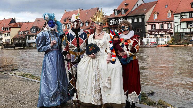 Herrliche Kostüme verspricht der venezianische Karneval, der am 1. März seine Premiere rund um den Kranen feiert. Foto: RiegerPress