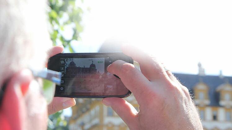 Ein Tourist fotografiert das Schloss Seehof bei Memmelsdorf. Foto: Archiv,Michael Gründel