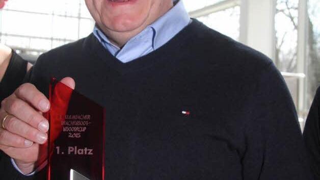 Oberbürgermeister Henry Schramm stiftete für die drei Besten rote Pokale als Erinnerung an das Event. Foto: Sonja Adam